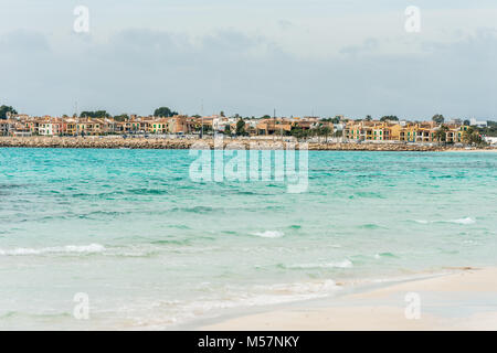 Vedute della marina vicino alla spiaggia Es Trenc sull'isola di Mallorca, Spagna. Foto Stock