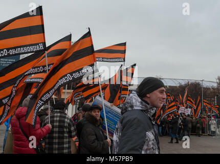 Novembre 4, 2017 Mosca, Russia. I rappresentanti nazionali di Movimento di Liberazione (NOD) con le bandiere e le icone al Luzhniki Stadium di Mosca. Foto Stock
