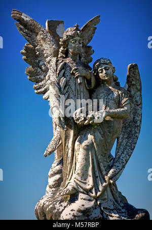 Xix secolo Angelo Vittoriano scultura in pietra tombale Ardmore cimitero, nella contea di Waterford, Irlanda Foto Stock