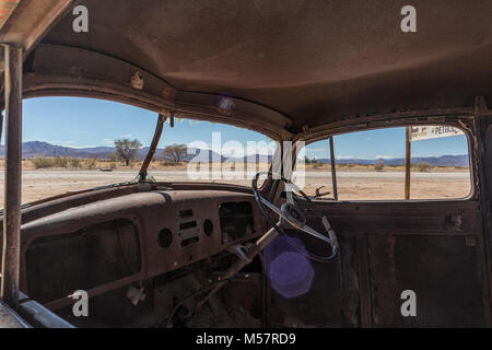 Abbandonata la vecchia auto interno in Namibia deserto. luogo noto come solitaire. Foto Stock