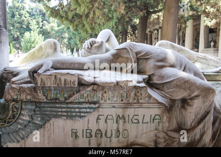 Genova, 26 maggio 2014 - Tomba della famiglia Ribaudo, cimitero monumentale di Genova, Italia, famoso per la copertina del singolo della band inglese J Foto Stock