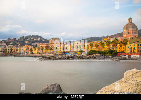 Bel villaggio sul mare costa italiana, Genova, (Genova) Pegli, Italia, con esposizione lunga Foto Stock