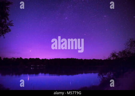 Splendido cielo notturno con molte stelle su un lago Foto Stock