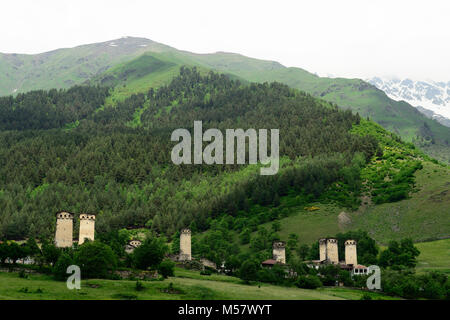 Torri di avvistamento in villaggi in Georgia nell'area Swaneti nelle montagne del Caucaso, i siti del Patrimonio Mondiale dell'UNESCO. Foto Stock