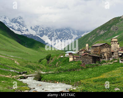 Torri di avvistamento in villaggi in Georgia nell'area Swaneti nelle montagne del Caucaso, i siti del Patrimonio Mondiale dell'UNESCO. Foto Stock