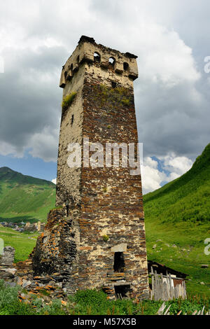 Torri di avvistamento in villaggi in Georgia nell'area Swaneti nelle montagne del Caucaso, i siti del Patrimonio Mondiale dell'UNESCO. Foto Stock