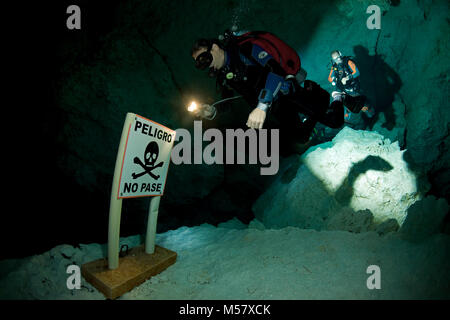 Segnale di avviso, zona mortale, ingresso solo per professionel grotta subacquei, cenote Taj Mahal, cenotes, Tulum, Yucatan, Quintana Roo, Messico, Caraibi Foto Stock