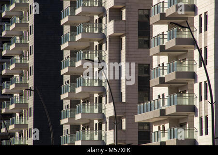 La moderna architettura di sfondo - generic alto edificio di appartamenti vista frontale con balcone facciata.immagine concettuale per lo sviluppo urbano Foto Stock