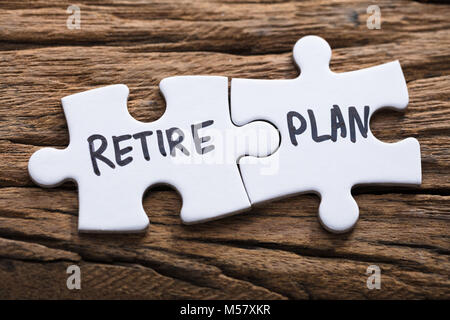 Vista dettagliata del collegato piano di ritiro jigsaw pezzi su legno Foto Stock