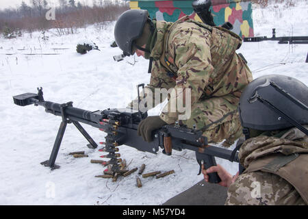 Yavoriv, Ucraina -- soldati ukrainiens assegnati al 3° Battaglione, XIV Brigata meccanizzata operare una DshK mitragliatrice al Yavoriv Combat Training Center (CTC) qui Feb. 16. Attualmente il 3-14th è il completamento di un corso di formazione per la rotazione alla CTC dove saranno seguiti da statunitensi, canadesi, lituano, polacco e r.u. organi di servizio nei loro sforzi verso il conseguimento del loro obiettivo di raggiungere l'interoperabilità della NATO. (U.S. Esercito foto di Sgt. Alexander rettore) Foto Stock