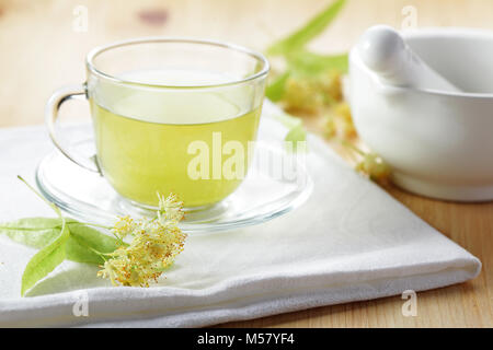 Linden tè in un bicchiere di vetro Foto Stock