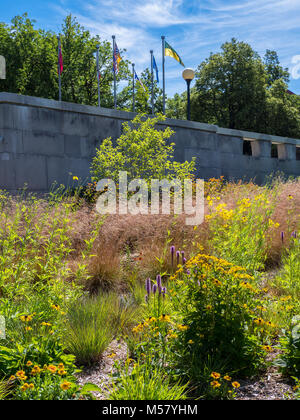 Fiori e bandiere, giardino delle Province e dei territori, Ottawa, Ontario, Canada. Foto Stock