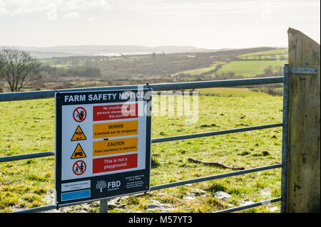 Fattoria di avviso di sicurezza su una fattoria in Ballydehob, County Cork, Irlanda con Roaring Water Bay in background e copia di spazio. Foto Stock