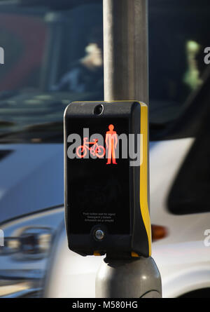 Un segnale pedonale in corrispondenza di un incrocio stradale che mostra rosso segno di avvertimento non cross Foto Stock