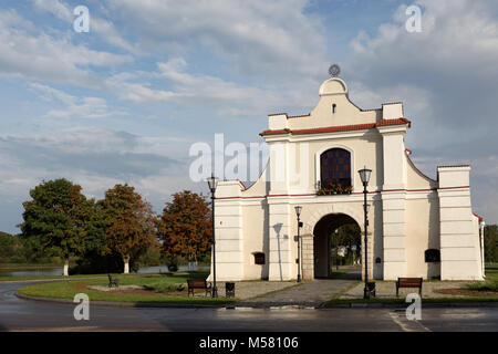 Slutskaya brama di Njasviž, Bielorussia. Questa porta è stata costruita alla fine del XVI - inizio del XVII secolo ed è il solo conserve di una tale struttura in Bielorussia Foto Stock