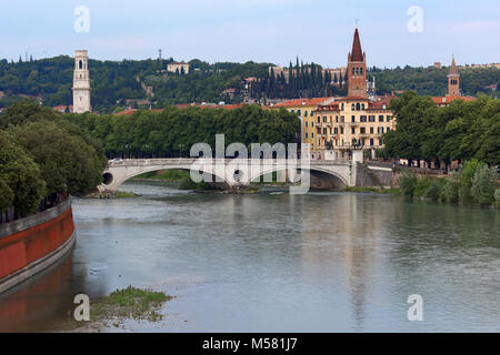 Ponte della Vittoria, la vittoria ponte attraverso il fiume Adige a Verona, Italia Foto Stock