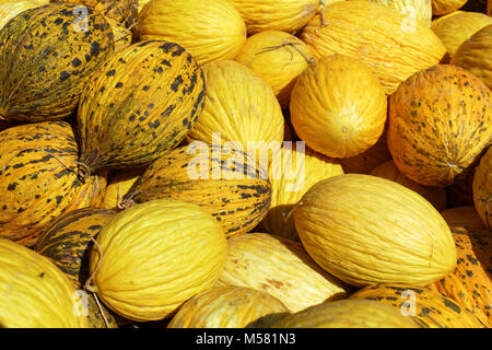 Bagno turco meloni freschi su un mercato in stallo Foto Stock