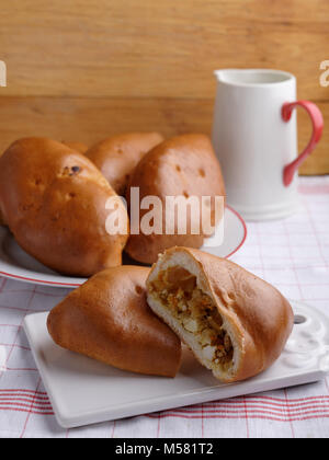 Pirogi, cavolo tradizionale russo e polpettine di uova Foto Stock