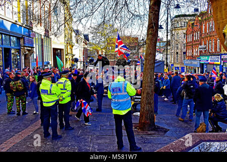 Newcastle di veterani di guerra contro il terrorismo dimostrazione a Bigg Market con forte presenza di Polizia Foto Stock