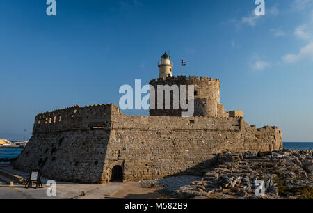 Saint Nicholas fortezza e il faro in entrata del porto di Mandraki, a Rodi, Grecia. Foto Stock