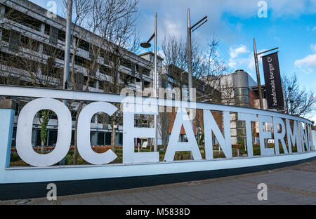 Ocean Terminal nome a grandi lettere curve al di fuori del centro commerciale per lo shopping, Leith Harbour, Edimburgo, Scozia, Regno Unito Foto Stock