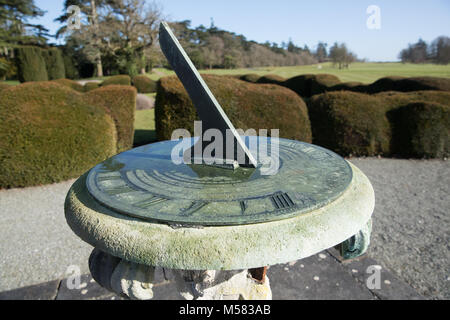 Vecchio giardino sun quadrante di orologio presso la casa di cartone in Maynooth Irlanda Foto Stock