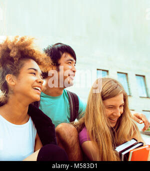 Gruppo carino ragazzini presso il palazzo dell'università Foto Stock