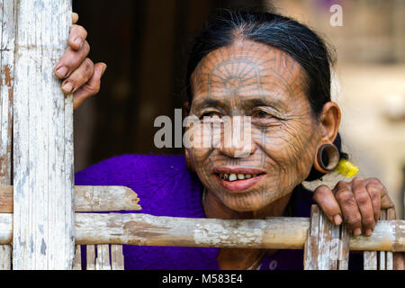 Un anziano tatuato mento donna, in un villaggio più a monte da Mrauk U città. Stato Chin Stato, Myanmar Foto Stock