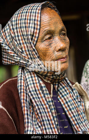 Un anziano tatuato mento donna, in un villaggio più a monte da Mrauk U città. Stato Chin Stato, Myanmar Foto Stock