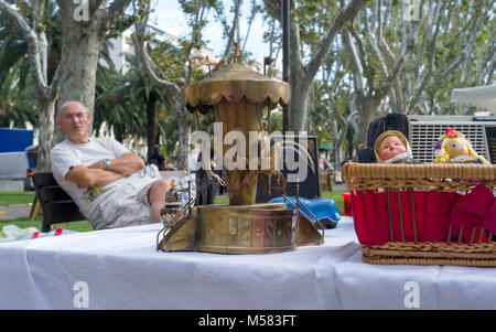 06 settembre 2014 Perpignan, Francia. Giocattolo Antico carouselon il mercato delle pulci . Foto Stock