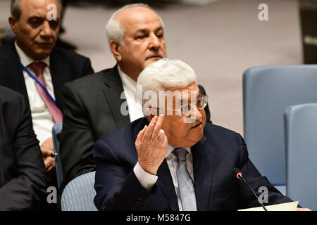 Mahmoud Abbas con delega nelle camere. Il presidente palestinese Mahmoud Abbas ha partecipato ad un Consiglio di Sicurezza delle Nazioni Unite ha sale riunioni dove Nicolay Mladenov, il segretario generale del rappresentante personale per questioni mediorientali ha offerto una relazione. Anche in partecipazione in cui diplomatici palestinesi, ministro degli Affari Esteri Riyad al-Maliki e rappresentante permanente Dr Riyad Mansour. Jared Kushner e Nikki Haley ha rappresentato gli Stati Uniti e Danny Danon era a portata di mano per Israele. Dopo la relazione, signor Abbas ha salutato ben wishers che in oriente lounge prima di un incontro con il Segretario Generale Antonio Gute Foto Stock