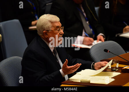 Presidente Abbas fa un spoint durante la discussione. Il presidente palestinese Mahmoud Abbas ha partecipato ad un Consiglio di Sicurezza delle Nazioni Unite ha sale riunioni dove Nicolay Mladenov, il segretario generale del rappresentante personale per questioni mediorientali ha offerto una relazione. Anche in partecipazione in cui diplomatici palestinesi, ministro degli Affari Esteri Riyad al-Maliki e rappresentante permanente Dr Riyad Mansour. Jared Kushner e Nikki Haley ha rappresentato gli Stati Uniti e Danny Danon era a portata di mano per Israele. Dopo la relazione, signor Abbas ha salutato ben wishers che in oriente lounge prima di un incontro con il Segretario Generale Anton Foto Stock