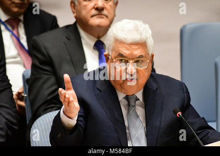 Il presidente palestinese Mahmoud Abbas ha partecipato ad un Consiglio di Sicurezza delle Nazioni Unite ha sale riunioni dove Nicolay Mladenov, il segretario generale del rappresentante personale per questioni mediorientali ha offerto una relazione. Anche in partecipazione in cui diplomatici palestinesi, ministro degli Affari Esteri Riyad al-Maliki e rappresentante permanente Dr Riyad Mansour. Jared Kushner e Nikki Haley ha rappresentato gli Stati Uniti e Danny Danon era a portata di mano per Israele. Dopo la relazione, signor Abbas ha salutato ben wishers che in oriente lounge prima di un incontro con il Segretario Generale Antonio Guterres nel suo ufficio. (Foto di Andy Katz/PAC Foto Stock