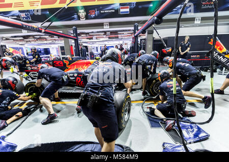 Formula Uno F1 Red Bull pit crew lavorando su garage durante il pit stop Foto Stock