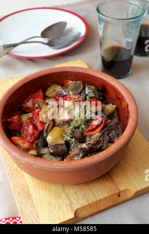 Ratatouille in una pentola e vino rosso Foto Stock