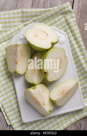 Guaiava frutti su un tavolo rustico Foto Stock