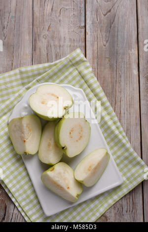 Guaiava frutti su un tavolo rustico Foto Stock