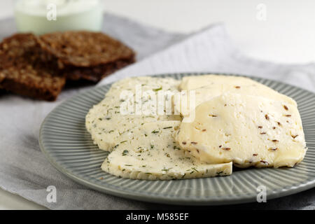 Estone di formaggi con cumino, aneto, e aglio Foto Stock