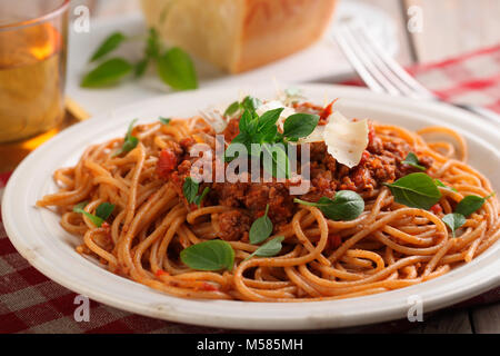 Spaghetti alla bolognese con basilico e parmigiano Foto Stock
