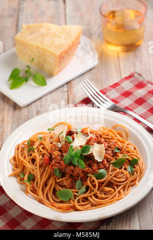 Spaghetti alla bolognese con basilico e parmigiano Foto Stock