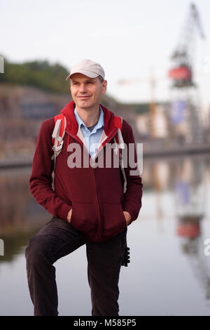 Turistico con zaino in piedi sul lungomare di Turku, Finlandia Foto Stock