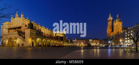 Piazza Principale di Cracovia con il panno Hall di notte Foto Stock