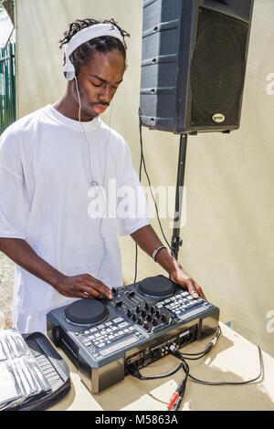 Miami Florida,Liberty City,African Square Park,Black Blacks African African African Minority,man men maschio adult adults,DJ,deejay,disc jockey,sound mix Foto Stock