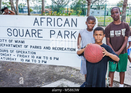 Miami Florida,Liberty City,African Square Park,centro città,basso reddito,povertà,ragazzi neri,ragazzi ragazzi ragazzi maschi bambini bambini piccoli,bambini,bambini,bambini,bambini,bambini Foto Stock