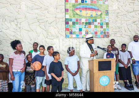 Miami Florida,Liberty City,African Square Park,centro città,basso reddito,povertà,cerimonia di dedizione murale delle piastrelle,attivista della Black Community Reverend al Laird Foto Stock