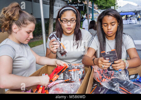 Miami Florida,Brickell District,Carnaval 8K Run,preparazione,evento di comunità,teen teen teenager teenagers giovani adolescenti, volontariato Foto Stock