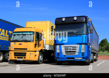 SALO, Finlandia - 15 giugno 2014: Giallo Ford Cargo 1830 e blue Renault Magnum semi camion parcheggiato. Ford Cargo è stata lanciata nel 1981, e Renault Magnum Foto Stock