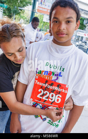 Miami Florida,Brickell District,Carnaval 8K Run,preparazione,evento comunitario,ispanico Latino etnia immigranti minoritari,ragazzi,maschio k Foto Stock