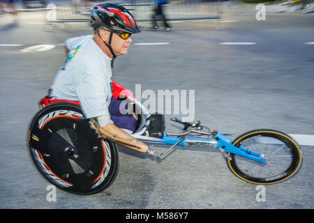 Miami Florida,Brickell District,Carnaval 8K Run,preparazione,uomo comunità uomini maschio adulti,disabili,amputee,racer,sportschair,FL080228087 Foto Stock