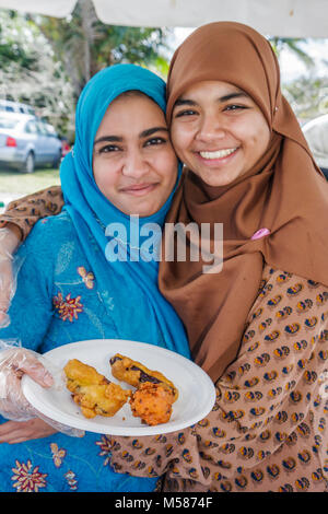 Miami Florida,Homestead,Redlands,Fruit & Spice Park,Asian Culture Festival,festival fair,Bangladesh,musulmano,donne food,capo sciarpa,hijab,tradizione,Isla Foto Stock